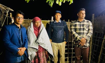 রাতের আঁধারে শীতার্তদের মাঝে কম্বল বিতরণ করলেন ইউএনও
