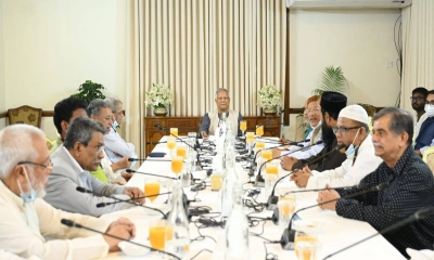 যমুনায় চার রাজনৈতিক দলকে নিয়ে বৈঠকে প্রধান উপদেষ্টা ড. ইউনূস।  ছবি- সংগৃহীত