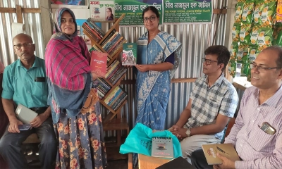 চায়ের দোকানে পাঠাগার, প্রশংসায় ভাসছেন সুজন