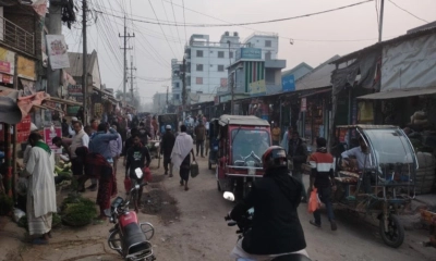 সড়ক দখল করে দোকান, চলাচলে ভোগান্তি