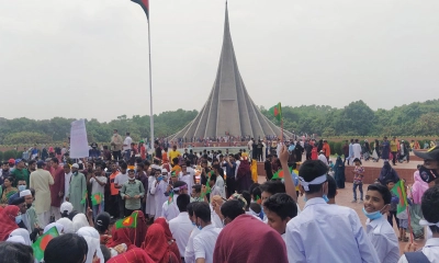 স্মৃতিসৌধে সর্বস্তরের জনতার ঢল