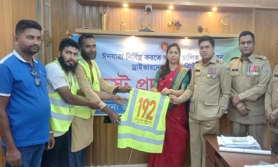 ঈদযাত্রা নির্বিঘ্ন করতে চরফ্যাশনে চালকদের মাঝে ভেস্ট প্রদান