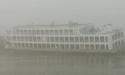 কুয়াশায় আটকে গেল লঞ্চ, বাড়ছে বাড়ি ফেরার অপেক্ষা