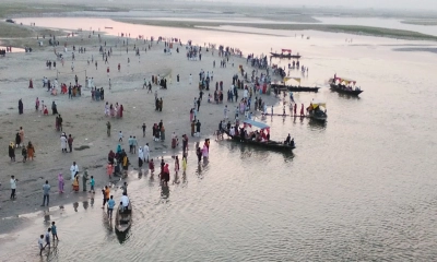 মাত্র ৫০ টাকায় তিস্তার বুকে ভাসছেন দর্শনার্থীরা