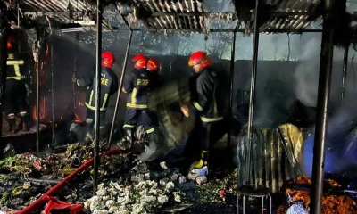 শাহবাগে ফুলের মার্কেটে আগুন, নিয়ন্ত্রণে ৫ ইউনিট