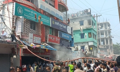 বাগেরহাটে বাণিজ্যিক ভবনে ভয়াবহ আগুন, এক নারীর মৃত্যু
