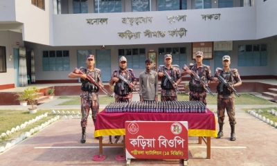 জয়পুরহাটে ফেনসিডিলসহ চোরাকারবারি আটক