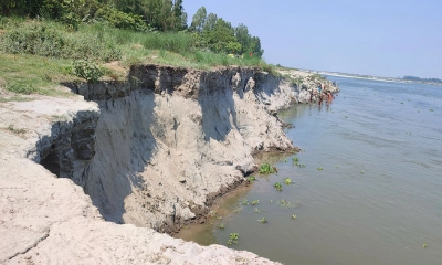 পাবনায় অসময়ে যমুনা নদীতে ভাঙন