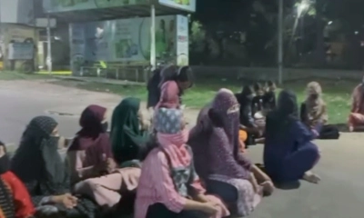 সিঙ্গেল সিটের দাবিতে বাকৃবি শিক্ষার্থীদের সড়ক অবরোধ