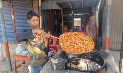 ৭ কেজির পেঁয়াজু বিক্রি করে ভাইরাল মদিনুর