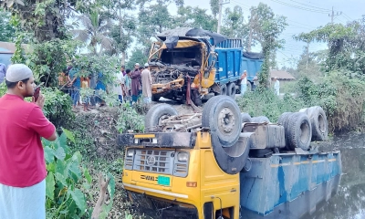 নোয়াখালীতে দাঁড়িয়ে থাকা ট্রাকে আরেক ট্রাকের ধাক্কা, নিহত ২