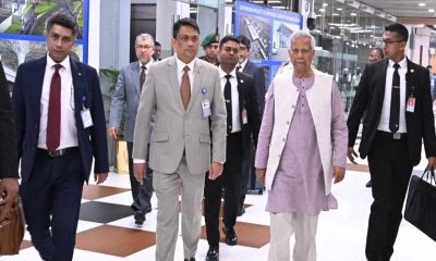 কাতারের উদ্দেশে ঢাকা ছাড়লেন প্রধান উপদেষ্টা