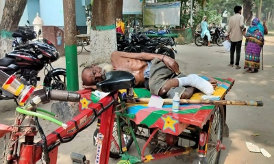 অসুস্থ বাবাকে স্টেশনে ফেলে গেল ছেলে, দায়িত্ব নিলেন বিএনপি নেতা