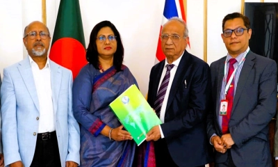 হাইকমিশনার আবিদা ইসলাম হাতে প্রবাসীদের ১৭ প্রস্তাবনা তুলে দেওয়া হচ্ছে। ছবি- সংগৃহীত
