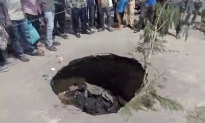 রাজধানীতে রাস্তার মাঝে হঠাৎ রহস্যজনক বিশাল গর্ত