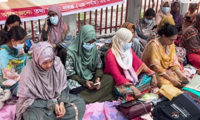চার দফা দাবিতে জাতীয় প্রেস ক্লাবের সামনে অবস্থান কর্মসূচি পালন করছেন তথ্য আপা প্রকল্পের কর্মীরা। ছবি-সংগৃহীত
