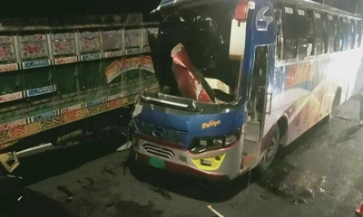 সংঘর্ষে ট্রাকের পেছনের অংশের সঙ্গে ধাক্কা লেগে বাসের চালকের আসনের অংশটি দুমড়ে-মুচড়ে যায়। ছবি- সংগৃহীত