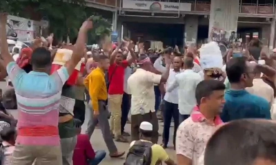 চাকরিতে পুনর্বহালসহ ৩ দফা দাবিতে রাজধানীর শাহবাগ অবরোধ করেছেন চাকরিচ্যুত বিডিআর সদস্যরা। ছবি- সংগৃহীত