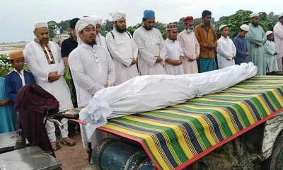 মরদেহের জানাজা পড়ানো হচ্ছে। ছবি- সংগৃহীত