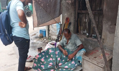 বর্ষায় কদর বাড়ে ছাতার কারিগরদের