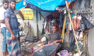 বর্ষায় কদর বাড়ে ছাতার কারিগরদের
