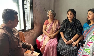 নারায়ণগঞ্জের নয়ামাটি এলাকার শহিদ রিয়া গোপ এবং দুপুরে সিদ্ধিরগঞ্জের পাইনাদি এলাকার শহিদ সুমাইয়ার বাড়িতে তাদের খোঁজখবর নেন মহিলা ও শিশুবিষয়ক উপদেষ্টা শারমীন এস মুরশিদ। ছবি- রূপালী বাংলাদেশ
