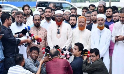 জাতীয় সমাবেশের মাঠ পরিদর্শন শেষে সাংবাদিকদের সঙ্গে কথা বলেন জামায়াতের সেক্রেটারি জেনারেল মিয়া গোলাম পরওয়ার। ছবি- সংগৃহীত