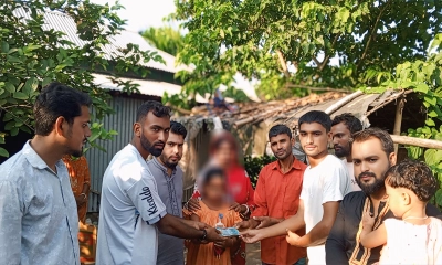 মেঘলার হাতে অর্থ সহায়তা তুলে দেওয়া হয়। ছবি- রূপালী বাংলাদেশ
