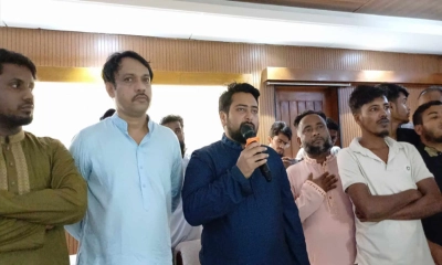 সুনামগঞ্জ সার্কিট হাউজে জুলাই গণঅভ্যুত্থানে আহত ও নিহত পরিবারের সদস্যদের সঙ্গে মতবিনিময় সভায় বক্তব্য দেন এনসিপির আহ্বায়ক নাহিদ ইসলাম। ছবি- সংগৃহীত