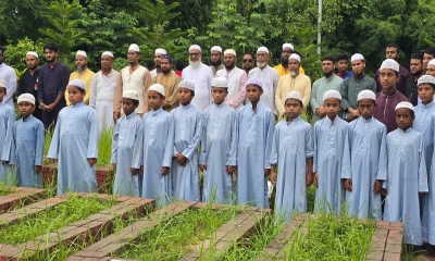 শহীদ স্মৃতি কবরস্থানে দোয়া করা হচ্ছে।