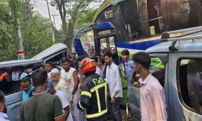 লোহাগাড়ায় বাস-মাইক্রোবাস সংঘর্ষে নিহত বেড়ে ১০