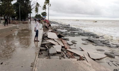 জোয়ারের তাণ্ডবে মেরিন ড্রাইভের বেশ কিছু অংশ সমুদ্রে বিলীন হয়ে যাচ্ছে। ছবি- সংগৃহীত