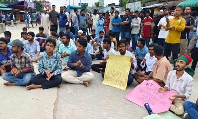 ময়মনসিংহে শিক্ষার্থীদের ব্লকেড কর্মসূচি, তিন সড়কে তীব্র যানজট