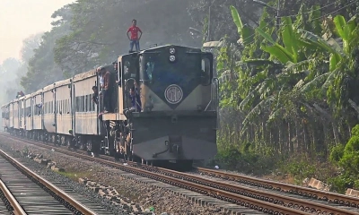 গাজীপুরে ট্রেনে আগুন, ঢাকা-ময়মনসিংহ রেল যোগাযোগ বন্ধ