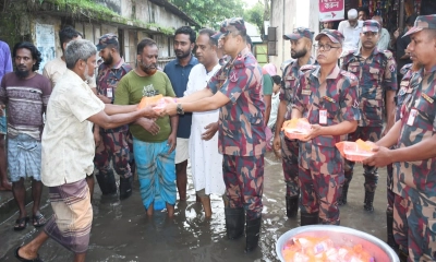 বন্যাদুর্গত এলাকায় প্যাকেট খাবার বিতরণ করছে বিজিবি। ছবি- সংগৃহীত