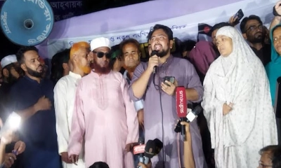 এনসিপির আহ্বায়ক নাহিদ ইসলাম খুলনা শহরের শিববাড়ি মোড় এলাকার পথসভায় বক্তব্য দেন। ছবি- সংগৃহীত