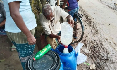 দুধ বিক্রির পর ঢালা হচ্ছে। ছবি- রূপালী বাংলাদেশ