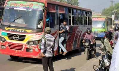 ঢাকায় বাসে বাড়তি ভাড়া আদায়ের অভিযোগ