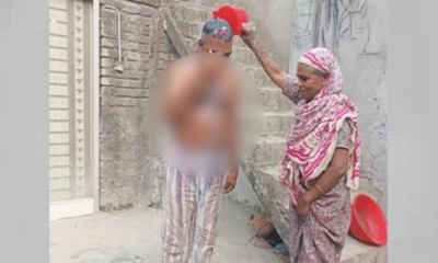 জামিনে বের হয়ে দুধ দিয়ে গোসল করলেন ছাত্রলীগ নেতা