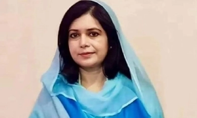 হাসপাতালে অসুস্থ মায়ের পাশে জোবাইদা রহমান
