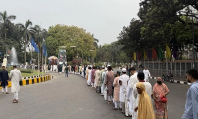 নিরাপত্তার মধ্যে জাতীয় ঈদগাহে প্রবেশ করছেন মুসল্লিরা