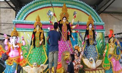 প্রতিমায় তুলির শেষ টান দিতে ব্যস্ত রাণীশংকৈলের মৃৎশিল্পীরা