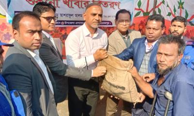 স্বরূপকাঠি জেলা প্রশাসকের পক্ষে  খাবার, কম্বল ও সেলাই মেশিন বিতরণ