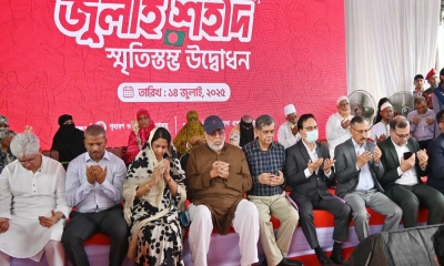 চেয়ারে শহীদদের পরিবার মেঝেতে ৫ উপদেষ্টা, শ্রদ্ধার নজির স্থাপন