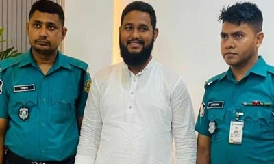 পুলিশের হাতে গ্রেপ্তার আকাশ চৌধুরী। ছবি-সংগৃহীত