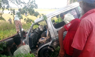 দুর্ঘটনার শিকার ভটভটি-মাইক্রোবাস ফসলের ক্ষেতে। ছবি - রূপালী বাংলাদেশ