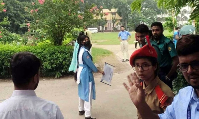 ৫০ মিনিট আগেই সরকারি বাঙলা কলেজ কেন্দ্রে প্রবেশ করেন সেই আনিসা। ছবি- সংগৃহীত