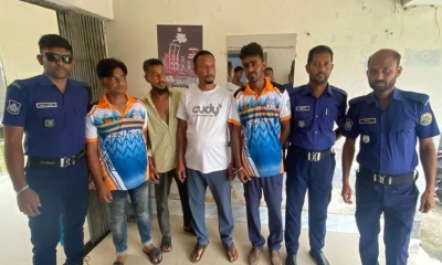আগৈলঝাড়ায় গরুর হাটে চাঁদাবাজির অভিযোগে ৪ জনকে গ্রেপ্তার করেছে পুলিশ। ছবি-রূপালী বাংলাদেশ