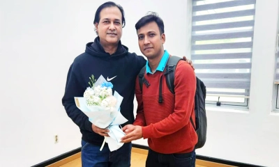কন্ঠশিল্পী আসিফ আকবরের সঙ্গে তার ভক্ত  তন্ময় ভৌমিক আসিফ। ছবি - সংগৃহীত