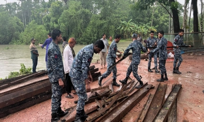 সাঁকো নির্মাণ করছেন বরগুনা নৌবাহিনীর কন্টিনজেন্টের সদস্যরা।    ছবি- সংগৃহীত